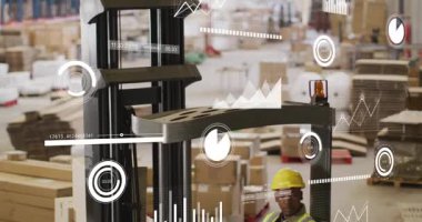 Depo forklift sürücüsü dizüstü bilgisayardaki AR çizelgelerini inceler ve performansı optimize eder. Sanayi, lojistik, dijital, otomasyon, verimlilik, işbirliği, yüksek teknoloji