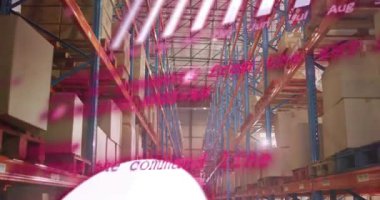 Gecikmeden sonra, depo raflarında sürüklenen sıcak pembe veri elemanları envanter trendlerini görselleştiriyor. Sanayi, lojistik, analitik, modern, operasyonel, planlama, dijital