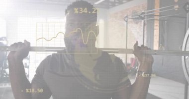 Çekici halter, erkek sporcu çömeliyor sonra da fitness çizelgeleriyle tepesine bastırıyor. Fitness, data görselleştirme, dayanıklılık eğitimi, modern spor salonu, atletik performans, dijital analiz