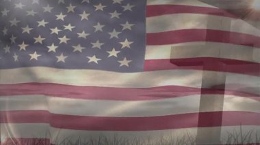 Sağdan gelen bayrak, hafif bir esintide dalgalanıyor, çapraz silueti ve sallanan otları gizliyor. Vatanseverlik, maneviyat, sembolizm, doğa, sükunet, kırsal, vatanseverlik