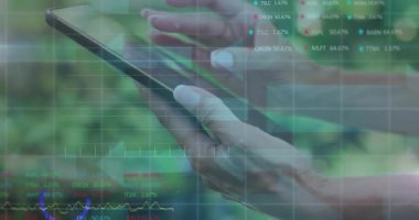 Tableti kavrayan ve dokunmatik dokunmatik dokunmatik dokunmatik finans tablosu kaplayan bir kadın. Teknoloji, fintech, digital, data, analitik, yenilik, açık hava