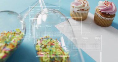 Üst üste binen iki şarap kadehi eğilip dökülürken UI verileri güncelliyor. Şenlik, kutlama, dijital, dinamik, canlı, tüketici, modern