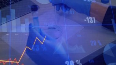 Eldivenli eller tüpten pipetle sıvı çiziyor ve tabağa ekliyor, veriler eğilimleri gösteriyor. Laboratuvar, kesinlik, enstrümantasyon, araştırma, bilim, analitik, deney