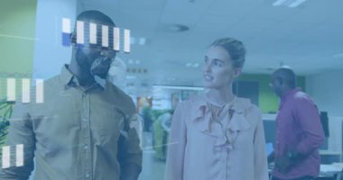 İş arkadaşları açık planlı ofiste yürüyor, veri tartışması için grafikler ve küresel görüntüler hazırlıyorlar. İşbirliği, yenilik, teknoloji, analitik, gösterge paneli, iletişim, profesyonel