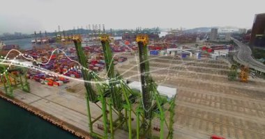 Soldan gelen dalga biçimi çizgileri, yeşil vinçler ve avludan akıyor, azalıyor, veri akışını gösteriyor. Denizcilik, lojistik, sanayi, ulaşım, taşımacılık, altyapı, süreç