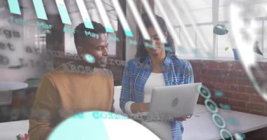 Çubuklar süpürme ve metin kaydırma analistleri dizüstü bilgisayarı ayarlıyor, iş sezgilerine işaret ediyor. Veri görselleştirme, takım çalışması, profesyonel, modern, yenilik, işbirliği, teknoloji