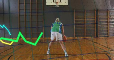 Renkli grafikler, araba kullanan kadın sporcuları gösteriyor. Anahtara salya akıtıyor ve istatistikleri canlandırırken ateş ediyor. Spor, spor, spor, hareket, kararlılık, atletizm, performans