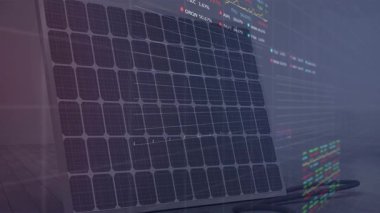 Fotovoltaik panelin çalıştırılmasında kaybolan şebeke ve eksenler artan eğrilerle güç verilerini gösteriyor. Yenilenebilir, teknoloji, veri, analitik, enerji, yenilik, modernizasyon