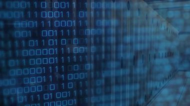 Sunucu koridorunda iki haneli rakamlar beliriyor, kamera sürüklenirken kayıyor ve veri merkezi ortaya çıkıyor. Fütürist, dijital, teknoloji, siber güvenlik, yenilik, soyut, ağ