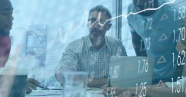 Olgun bir adam rapora uzanıyor ve analiz için masaya uzanan iş çizelgeleri oluşturuyor. Profesyonel, işbirliği, veri, analitik, başlangıç, şirket, modern