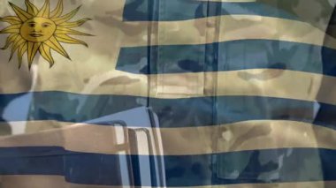 Askerin kitapçıkları indirmesi tepeye çıkan üniformayı ortaya çıkarıyor, yüzü şeffaf bayrak kaplamalı. Askeri, vatanseverlik, disiplin, güç, direnç, kahramanlık, kahramanlık.