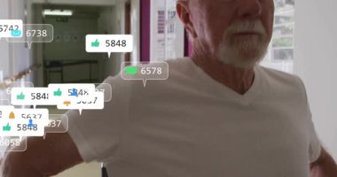 Kıdemli adam, başparmak göstererek sosyal geribildirim yoğunluğunun artmasına yol açıyor ve onun etrafında kayboluyor. Yaşlılar, hareketlilik, dijital etkileşim, sanal iletişim, sağlık, modern teknoloji, yaşam tarzı