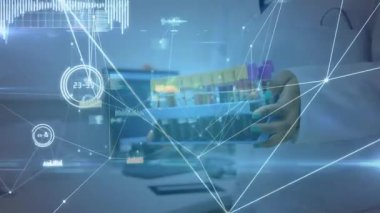 Çerçeve bilimci kaldırma ve döndürme rafı giriyor, dijital örtüler analiz için tarama tüpleri. Doğruluk, yenilik, teknoloji, araştırma, bilim, tanı, analitik