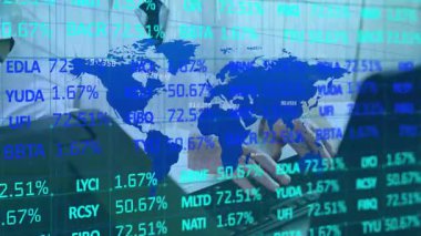 Ofis masasında yazı yazan kıdemli bir adam, animasyon dünya haritasıyla kaydırma ölçümlerini analiz ediyor. İş, analitik, teknoloji, finans, veri, profesyonel, modern