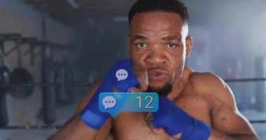 Balon göründüğünde, boksör gardiyan yetiştiriyor, spor yorumlarını takip ederken kameraya yumruk atıyor. Sporcu, fitness, action, determination, strength, training, sport