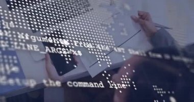 Veri analisti, dünya haritası darbelerinin küresel bağlantıları göstermesi için akıllı telefon verileriyle aynı hizaya getiriyor. Teknoloji, yenilik, bağlantı, analitik, uzaktan, dijital, profesyonel