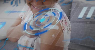 Kadın enjeksiyon bandajına basıyor ve omzundaki mavi beyaz yüzük arayüzünü harekete geçiriyor. Sağlık, teknoloji, fütürizm, refah, arayüz, tıbbi, konfor