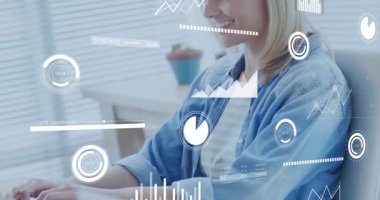 Bilgisayarda yazı yazan orta yaşlı bir kadın iş verilerini güncelliyor ve sonuçları doğruluyor. Analizler, veri görselleştirme, profesyonel, dijital arayüz, modern çalışma alanı, büyüme, odaklanma