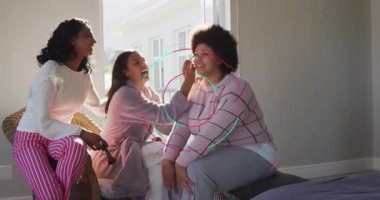 Dönüşümlü grafikler güzellik hazırlığı, yanak fırçası kullanan bir kadın ve saç maşası tutan bir arkadaş. Arkadaşlık, rahatlama, güzellik, tımar, rahat, rahat, neşeli