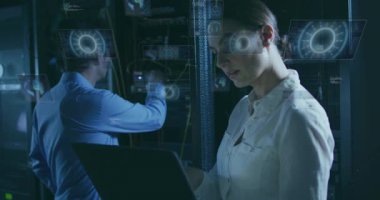 Hologram haritalama ağı ile dizüstü bilgisayar taraması yapan mühendis, teknisyen yeniden yerleştirme kablosu olarak çalışıyor. Teknoloji, siber güvenlik, ağ, veri, bağlantı, yenilik, profesyonel