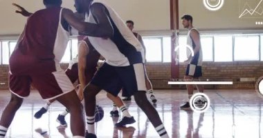 Kestane rengi oyuncu pas alıyor. Sayı yapmak için atışıyla defans oyuncusunun yanından geçiyor. Atletik, takım çalışması, eylem, rekabet, canlı, motivasyon, eğitim