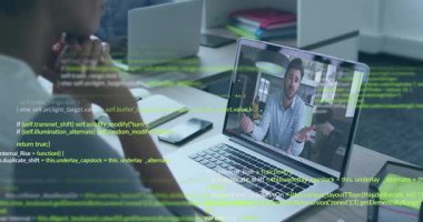 Dizüstü bilgisayarı açan kadın programlama eğitimine katılıyor ve parşömen yeşil kod ile kaplanıyor. Teknoloji, işbirliği, dijital, yenilik, eğitim, çalışma alanı, modern