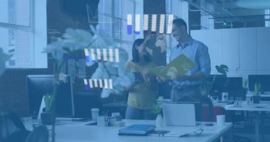 Tablet ve klasör tutan iş arkadaşları, kıvılcım grafiklerini ve kayan simgeleri gözden geçiriyorlar. Profesyonel, işbirliği, teknoloji, veri, analitik, modern, kurumsal