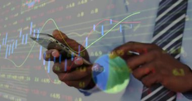 Akıllı telefonları dinleyen ve finans portföyünü izleme yüzdelerini gösteren grafikler çıkaran bir adam. Finans, teknoloji, veri, analitik, yatırım, dijital, iş