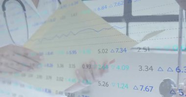 Doktor, sağlık verilerini yorumlarken klasör açma ve tarama çizelgeleri, güncellenen canlandırılmış grafikler. Tıbbi, veri, analiz, profesyonel, modern, analitik, araştırma