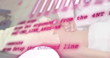 Kadın terapist müşteriye el uzatıyor, sağlık değerlendirmesi için kod ve çizelgeleri etkinleştiriyor. Dijital, sağlıklı, terapi, analitik, sağlık, yenilik, rahatlama