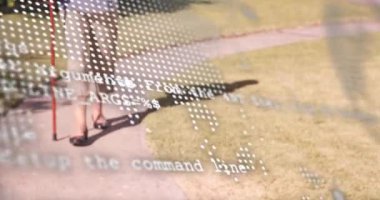 Teknolojik harita noktaları, kod çizgileri baston gibi kayıyor. Bahçe yolunda ilerleyen kadını açığa çıkarıyor. Kıdemli, hareketli, açık hava, rehberlik, teknoloji, sağlık, manzara