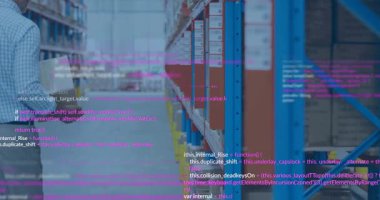 Lojistik görevlisi koridorda ilerlerken turuncu kutucuk etiketlerini tarayıcı şifresi eşliğinde kontrol ediyor. Envanter, lojistik, otomasyon, depo, tedarik zinciri, teknoloji, endüstriyel