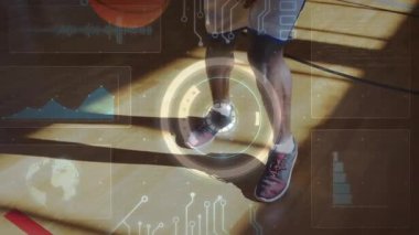 Antrenman için sahaya top süren sporcu, HUD 'nin vurgu ritmiyle el değiştiren oyuncu. Dinamik, atletizm, spor, hareket, odak, kentsel, enerjik