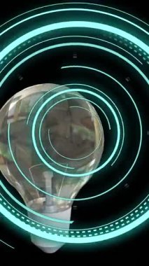 Işık yollarının animasyonu, ampul ve veri işleme. Küresel bilim, dijital arayüz, hesaplama ve veri işleme kavramı dijital olarak oluşturulmuş video.