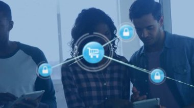 Teknik ekip kitli simgelerle tabletlere odaklanırken, diğerleri genişleyen ağa katılıyor. İşbirliği, dijital, ağ, güvenlik, teknoloji, takım çalışması, yenilik