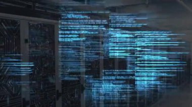 İlk holografik kod parçaları aktif hale geliyor ve veri akışını temsil eden raflar boyunca yayılıyor. Teknoloji, siber güvenlik, yenilik, dijital, ağ oluşturma, gelecekçilik, altyapı