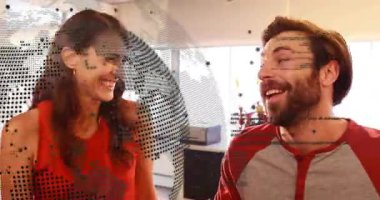 İş arkadaşları öpüşmeyi paylaşıyor, gülüyor, sarılıyor ve ofis masasında oturuyorlar. İşbirliği, dostluk, profesyonellik, modern, enerjik, takım çalışması, iletişim