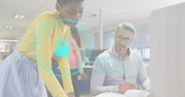 Kadın ofise gelip belgeleri gösterirken veri koruması animasyonu örtüyor. İşbirliği, takım çalışması, profesyonel, ofis, teknoloji, güvenlik, veri