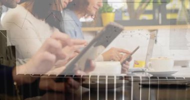 Kafede, veri analizine rehberlik eden bar ve hat çizelgelerini gösteren iş arkadaşları dinleme ve yürütme cihazları. İşbirliği, teknoloji, analiz, yenilik, çalışma alanı, veri görselleştirme, iletişim