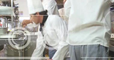 Merkezi şefin tavayı yerleştirmesi aşçıların fırınları yüklemesini ve mutfakta kaplama için hamuru karıştırmasını tetikliyor. Profesyonel, takım çalışması, aşçı, paslanmaz çelik, meşgul, kusursuz, endüstriyel