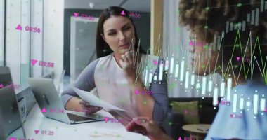 Meslektaşı izleme eğilimi olarak finans tartışmasında dizüstü bilgisayarın soluk şamdan çizelgesine dokunan bir kadın. İş, işbirliği, veri, analiz, modern, profesyonel, takım çalışması