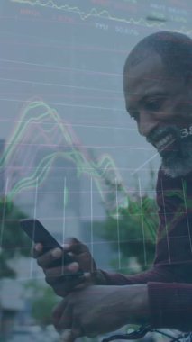 Grafik animasyonu, ticaret kurulu, kıdemli Afro-Amerikan adam oturuyor ve akıllı telefon kullanıyor. Dijital bileşik, çoklu pozlama, rapor, iş dünyası, borsa, emeklilik ve teknoloji kavramı.