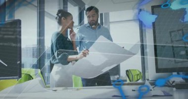 Meslektaşlar tasarım planlarını açıyorlar ve detayları animasyon çizelgeleriyle gösteriyorlar. İşbirliği, takım çalışması, yenilik, kentsel, modern, odaklanmış, profesyonel