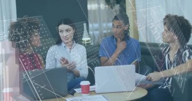 Raporu tutan kişi, iş arkadaşlarının iş verileri eğilimlerini kafa sallamasına ve analiz etmesine neden olan grafiğe işaret ediyor. İşbirliği, takım çalışması, tartışma, beyin fırtınası, ofis, iletişim, strateji