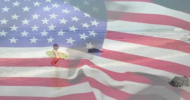 Sarı tahta taşıyan solgun sörfçü bayrağın üstünde dalgalar süzülerek seyahat ediyor. Sahil, macera, canlı, aktif, boş zaman, eğlence, doğa