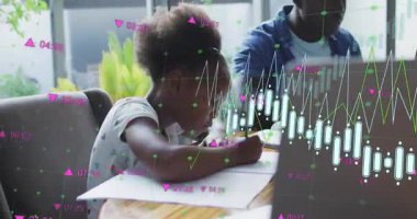 Baba, eğitim için çizgi film çizen, cam kapıyla masaya yazı yazan, rehberlik eden kızı eğitiyor. Öğrenim, akıl hocalığı, yaratıcılık, odaklanma, işbirliği, aile, eğitim