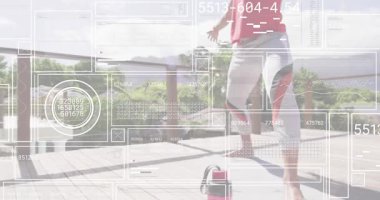 Pembe su şişesini güverteye yerleştiren ve yoga savaşçısı akışı sırasında vücut geliştirme arayüzünü etkinleştiren adam. Macera, sağlık, açık hava, dinginlik, uyum, farkındalık, çevre dostu