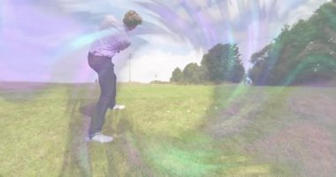 Golf antrenmanı sırasında topun arkasında golf sopası var, gökkuşağı girdabını etkinleştiriyor, topları kırıyor. Spor, eğlence, manzara, hareket, soyut, doğa, rahatlama.