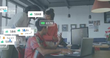 Analizci akıllı telefonları kaydırarak uyarı üretiyor, DSLR lenslerini seçen pazarlamacı olarak dalgalanmayı görüyor. İşbirliği, takım, yenilik, dijital, iletişim, analitik, yaratıcılık