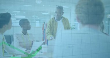 Sunucu, ofis toplantısındaki eğilimi gösteren yeşil çizgi grafiğini vurguluyor. İş, takım çalışması, analiz, şirket, iletişim, veri, işbirliği